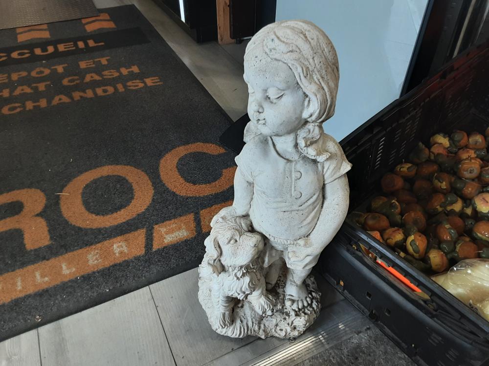 STATUE BETON BLANC FILLE CHIEN D'EXTERIEUR HAUT 50CM