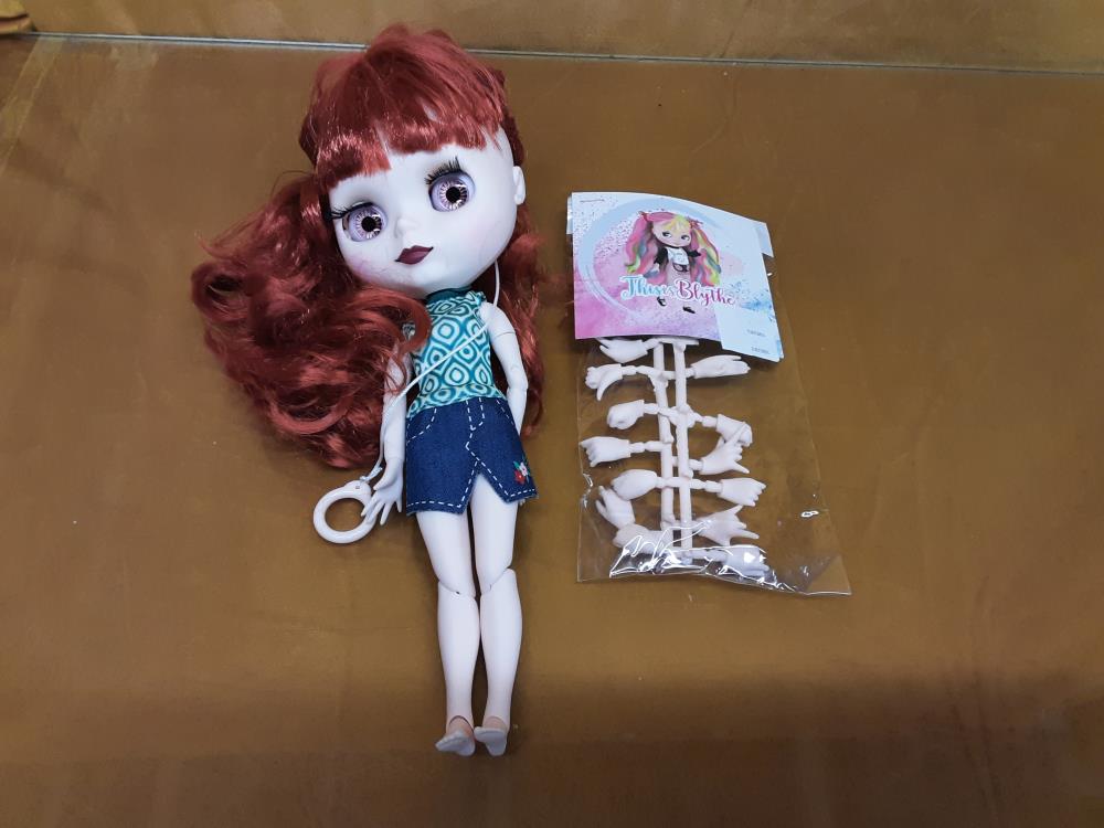 POUPEE ROUSSE CHANGEMENT COULEUR DES YEUX + MAINS