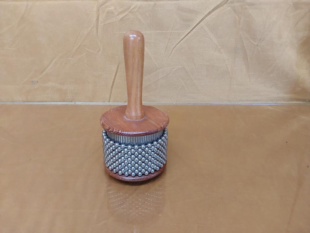 INSTRUMENT DE MUSIQUE A MAIN