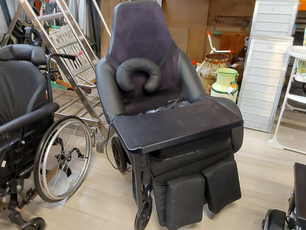 FAUTEUIL A ROUES ELECTRIQUE RELEVEUR AVEC TABLETTE