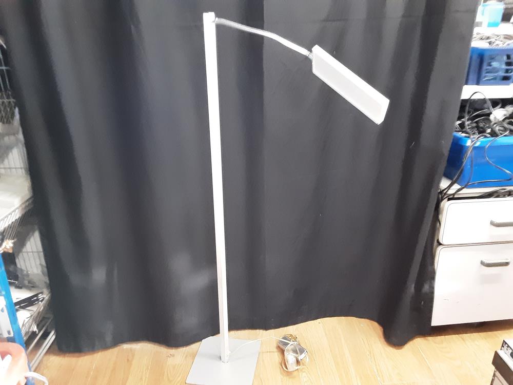 LAMPADAIRE A LED EN METAL 