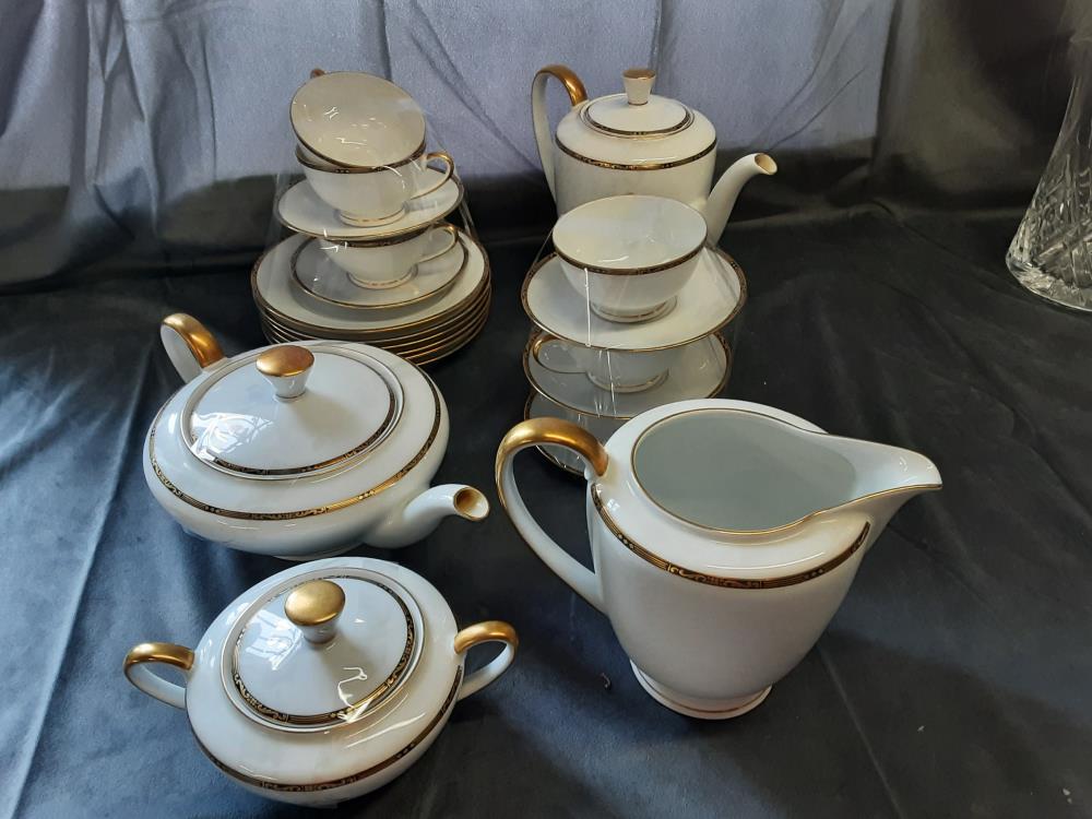 SERVICE A CAFE ET THE PORCELAINE BLANCHE 5 TASSES 6 ASSIETTES DESEERTS
