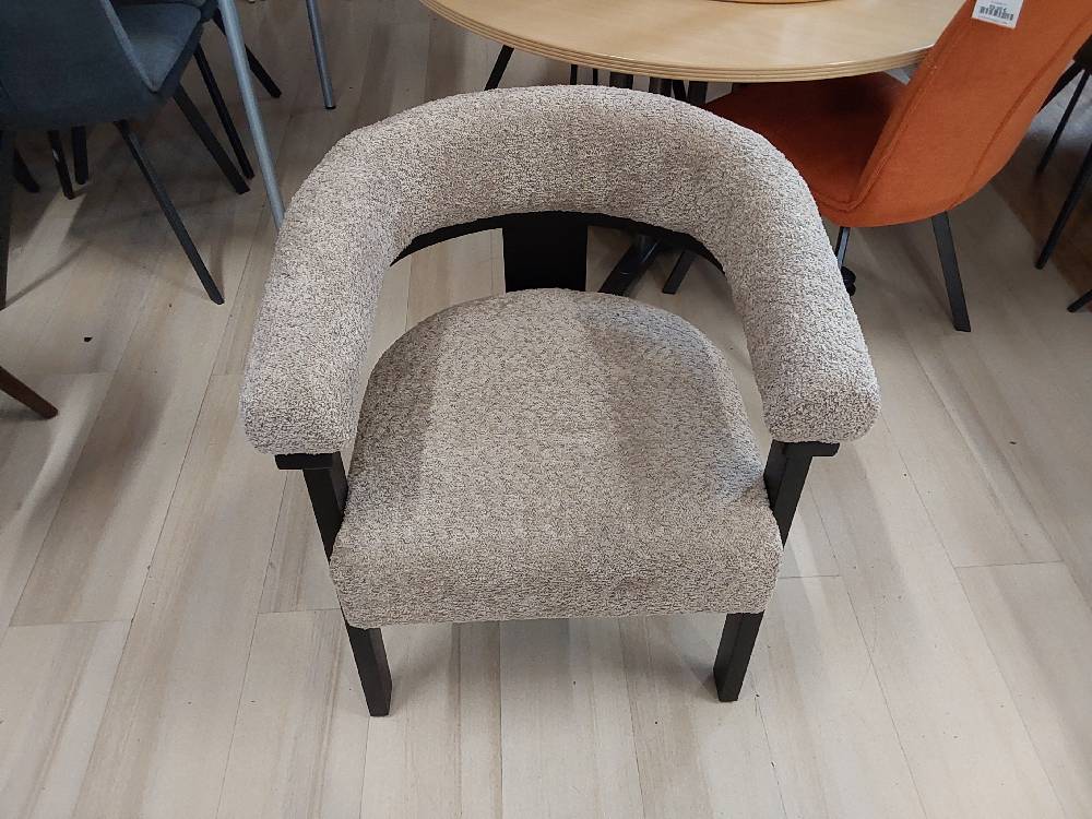 CHAISE AVEC ACCOUDOIRS TISSU BOUCLETTE TAUPE ET NOIR (131005) 2ÈME CHOIX