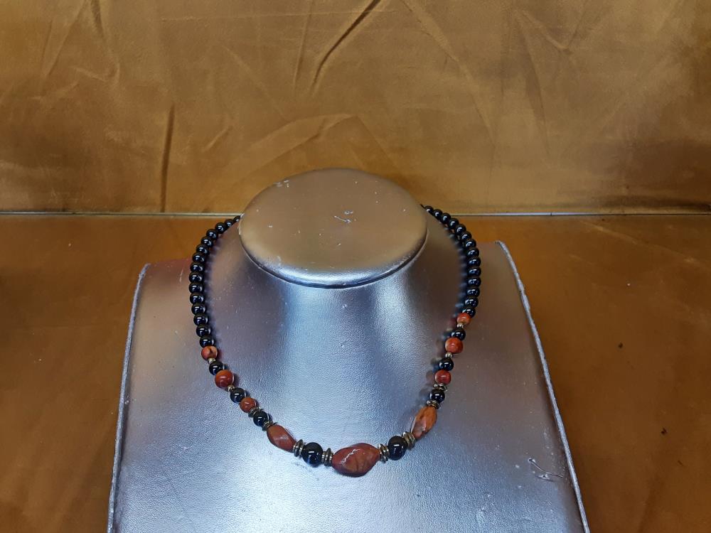COLLIER PERLES NOIRES ET ORANGES FANTAISIE