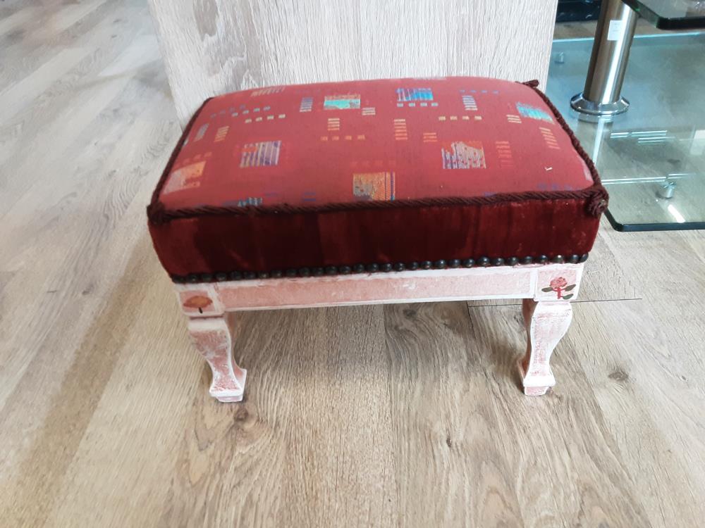 REPOSE PIED BOIS PEINT EN ROSE ASSISE TISSU ROUGE 