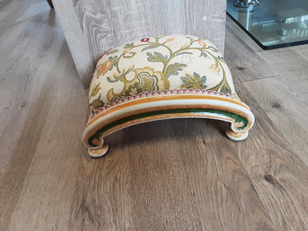 REPOSE OIED BOIS PEINT VERT ET JAUNE TISSU FLEURIE