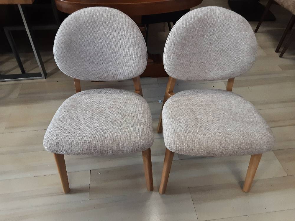 LOT DE 2 CHAISES TISSU TEXTURÉ BEIGE - BOIS HÉVÉA (1194507-VU810-1) 2ÈME CHOIX