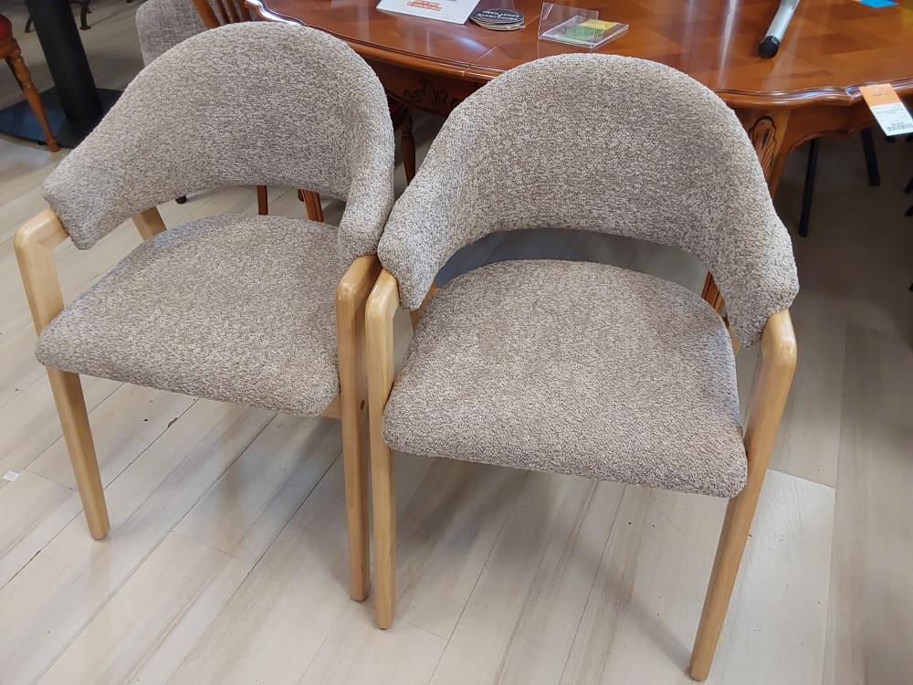 LOT DE 2 CHAISES AVEC ACCOUDOIRS TISSU BOUCLETTE BOIS HÉVÉA (1195717-140508) 2ÈME CHOIX