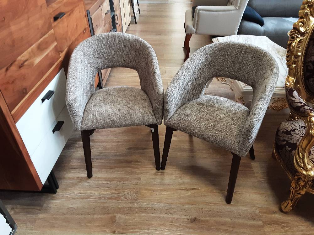 LOT DE 2 CHAISES AVEC ACCOUDOIRS NOYER MASSIF - TISSU CHENILLE BEIGE (7948/49/50-2203993) 2ÈME CHOIX