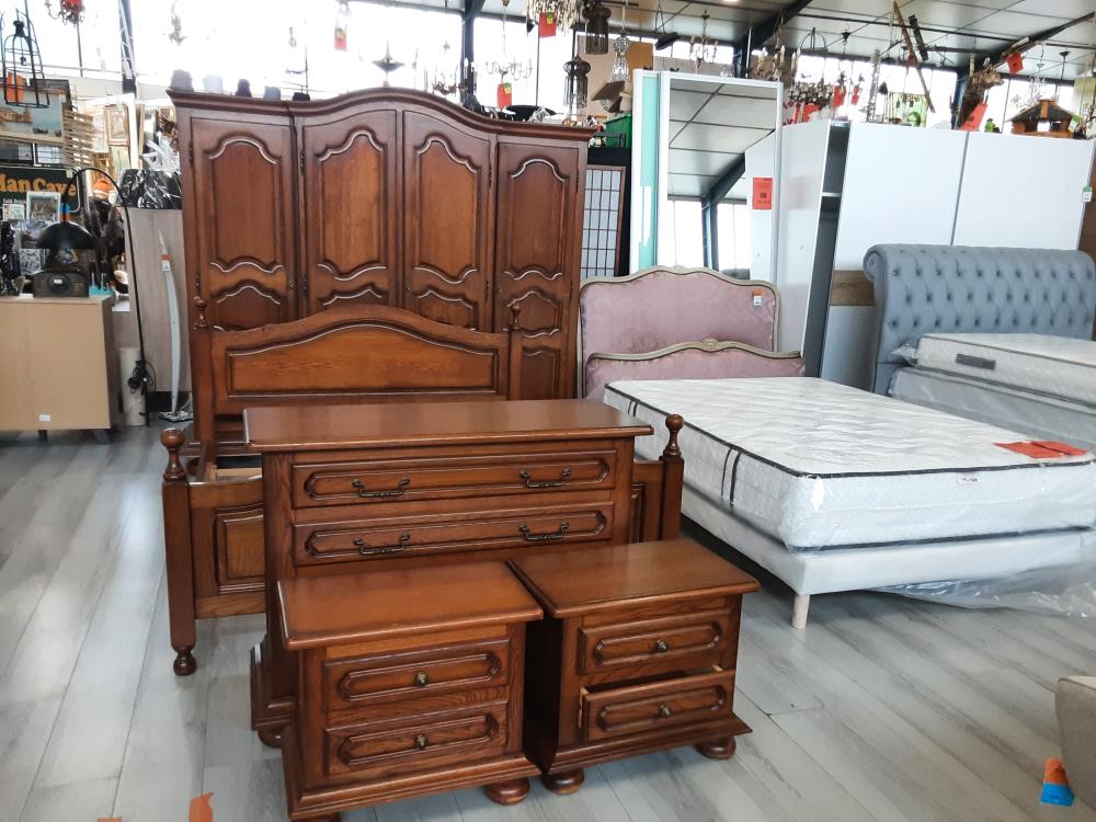 CHAMBRE A COUCHER  ARMOIRE 4 PORTES - 1 LIT 160X190 - 1 COMMODE 4 TIROIRS - 2 CHEVETS - SANS SOMMIER
