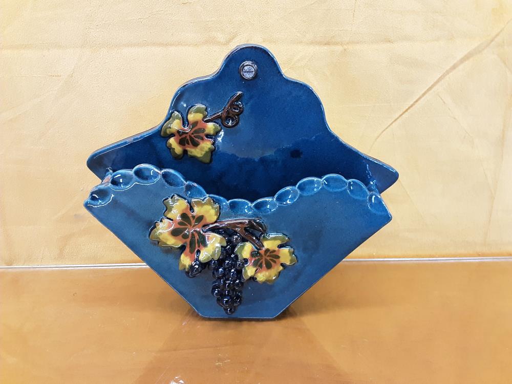 PORTE COURRIERS MURAL EN FAIENCE BARBOTINE