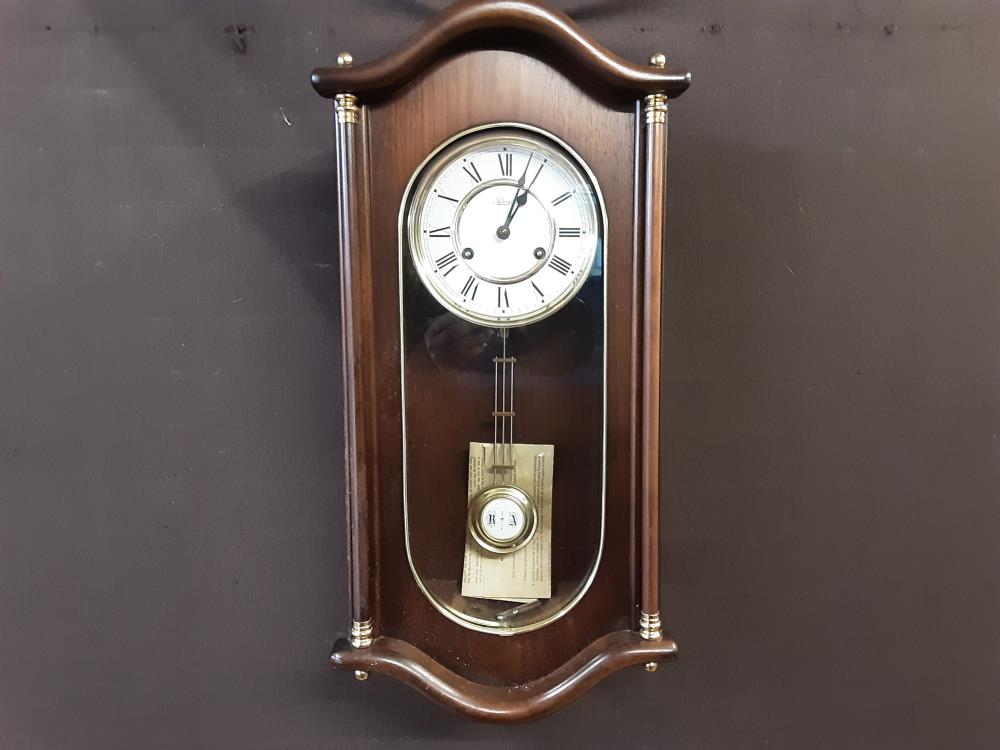 PENDULE MURALE AVEC BALANCIER ET CLEF