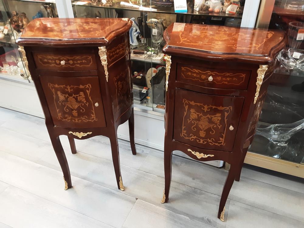 GUERIDON HAUT MARQUETE 1 PORTE 1 TIROIR GALBE