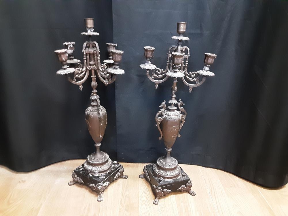 PAIRE DE CHANDELIER 5 BRANCHES EN RÉGULE TGM 59CM DE HAUT