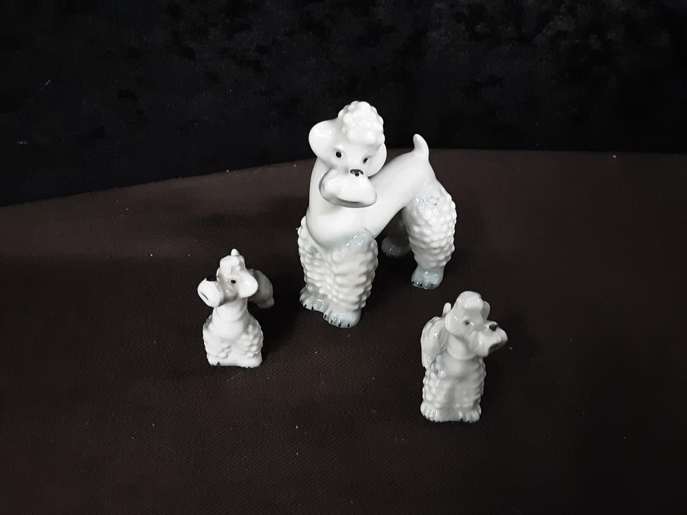 LOT DE 3 CHIENS EN PORCELAINE