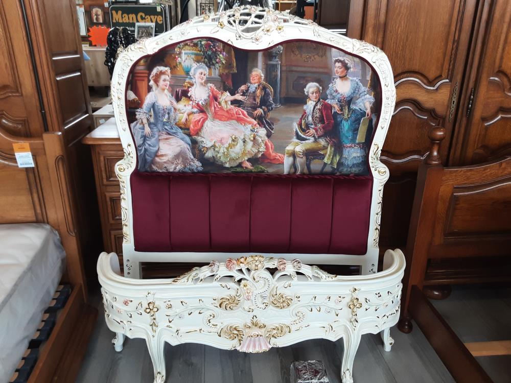 LIT BAROQUE 1 PERS. 110 X 190 TISSU ROUGE MOTIF MARQUISE CADRE BLANC ET COULEURS