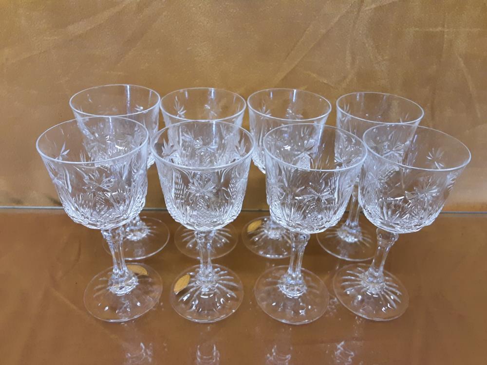 LOT DE 8 VERRES A LIQUEUR A CRISTAL