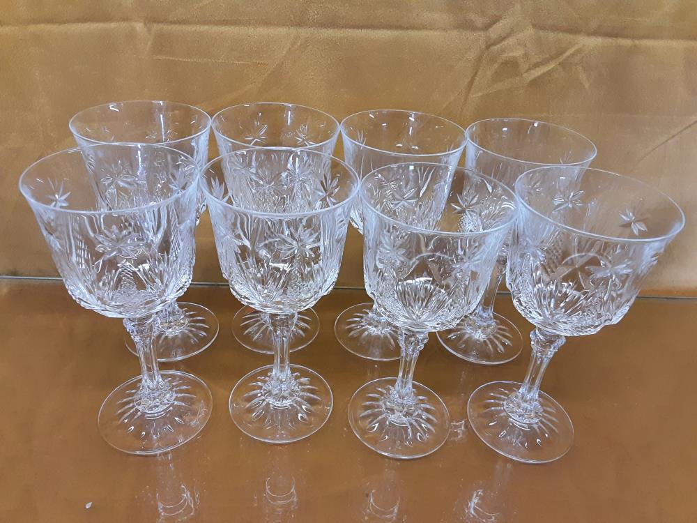 LOT DE 8 VERRES A VIN EN CRISTAL