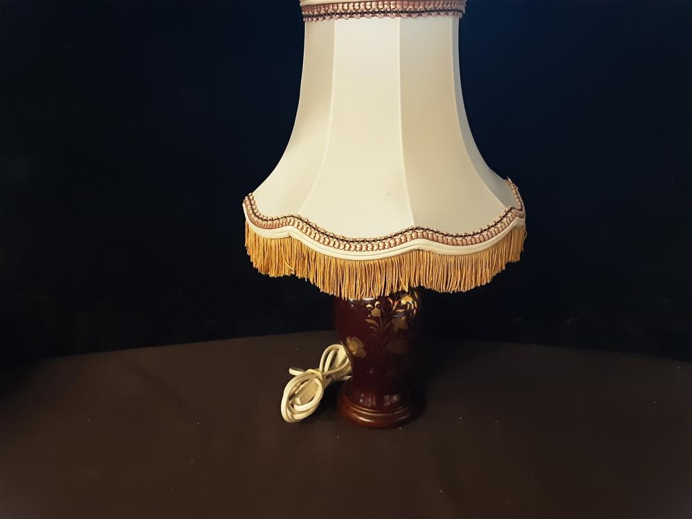 LAMPE DE CHEVET PIED ROUGE FLEURS DOREES ABAT-JOUR A FRANGES