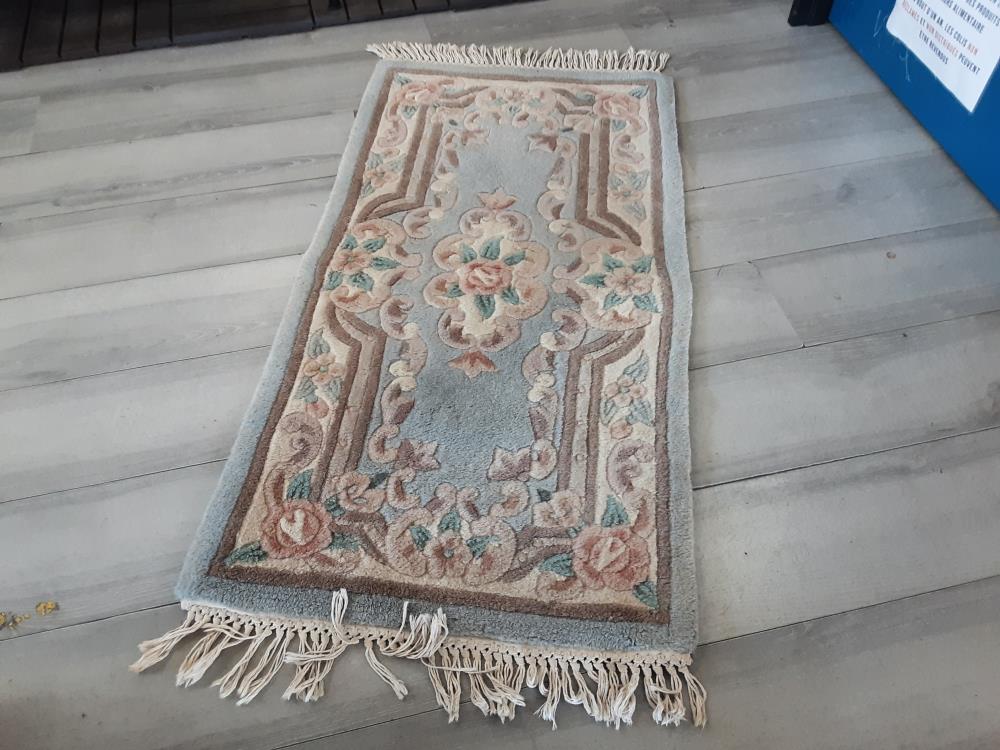 TAPIS CHINOIS PM EN LAINE VERT DECOR  FLEURS 