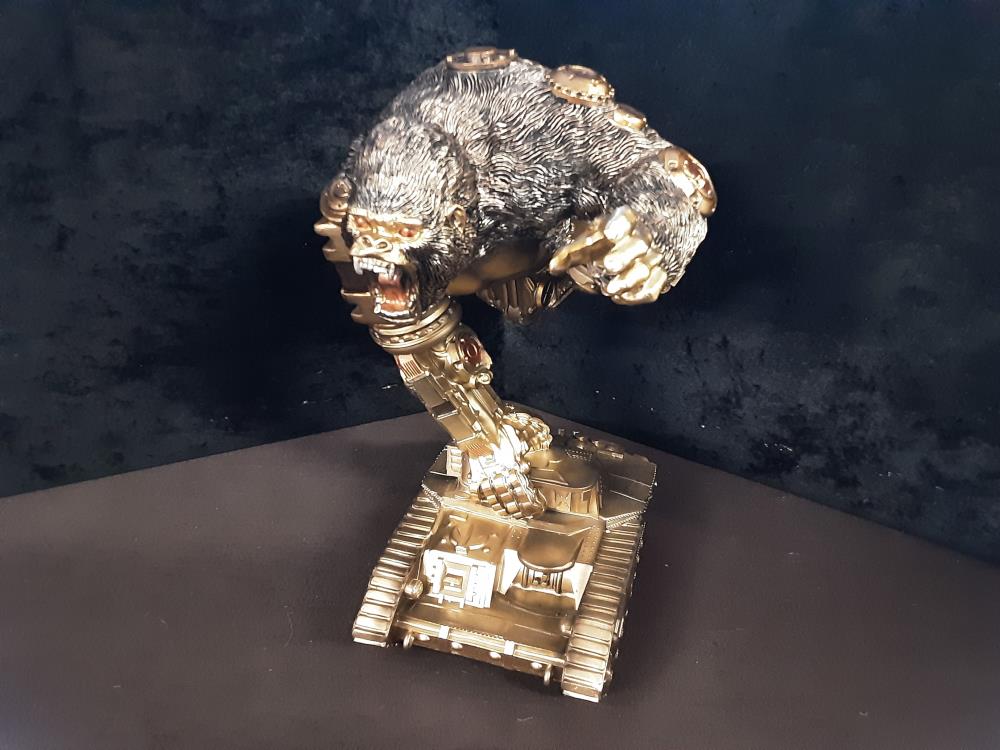 GORILLE MECANIQUE SUR CHAR RESINE (SP-41)