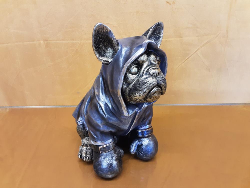 CHIEN BOULEDOGUE A CAPE ET GANTS DE BOX EN RESINE (SP-57)