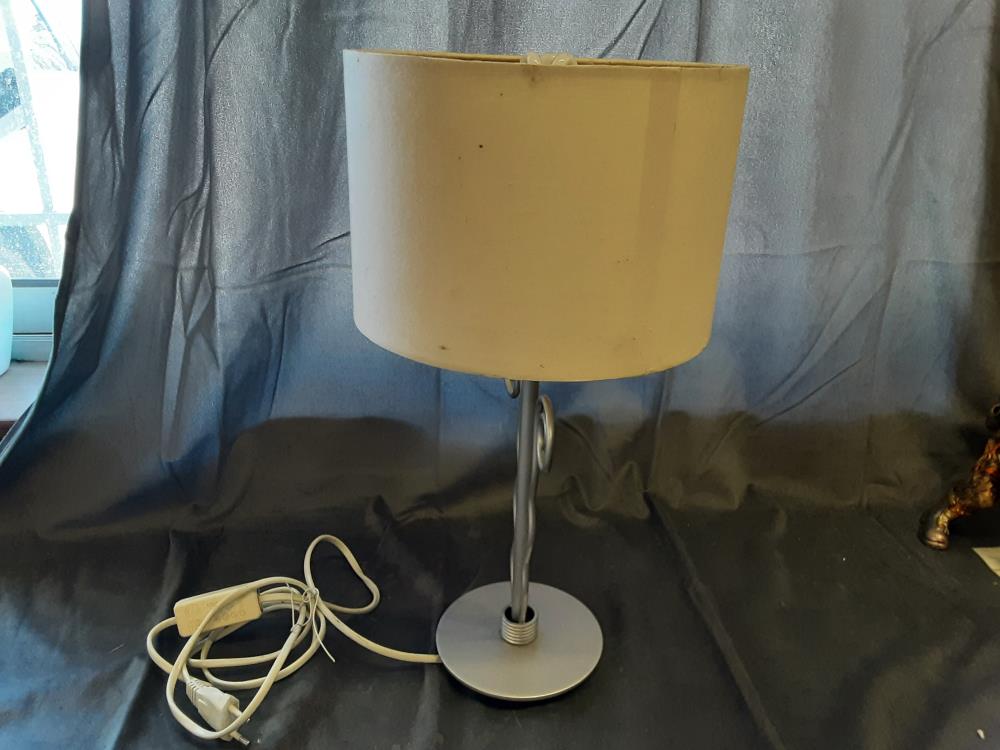 LAMPE A POSER PIED METAL GRIS ABAT-JOUR BEIGE