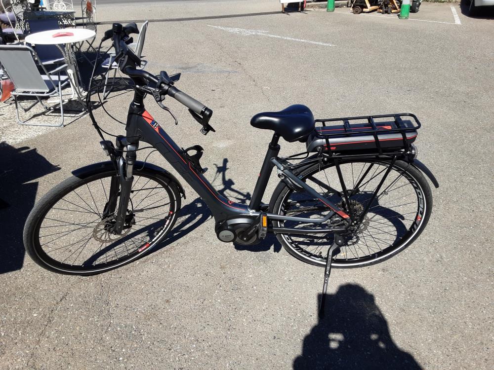 VELO ELLECTRIQUE CUBE GRIS ET ROUGE MOTEUR BOSCH BATTERIE 500W