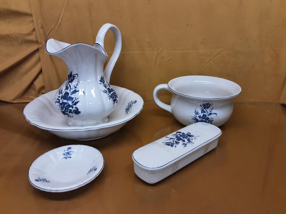 ENSEMBLE DE TOILETTE EN PORCELAINE MOTIF FLEURS BLEUES - 5 PIÈCES (LS-102)