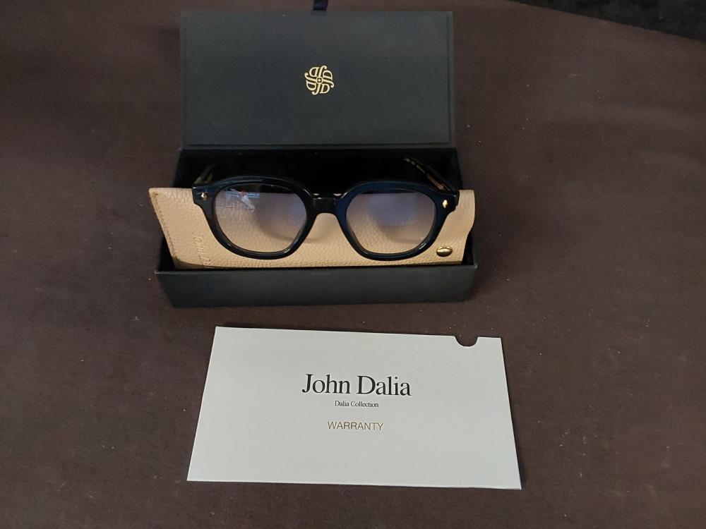 PAIRE DE LUNETTES DE SOLEIL MARQUE JOHN DALIA MODELE WARRANTY