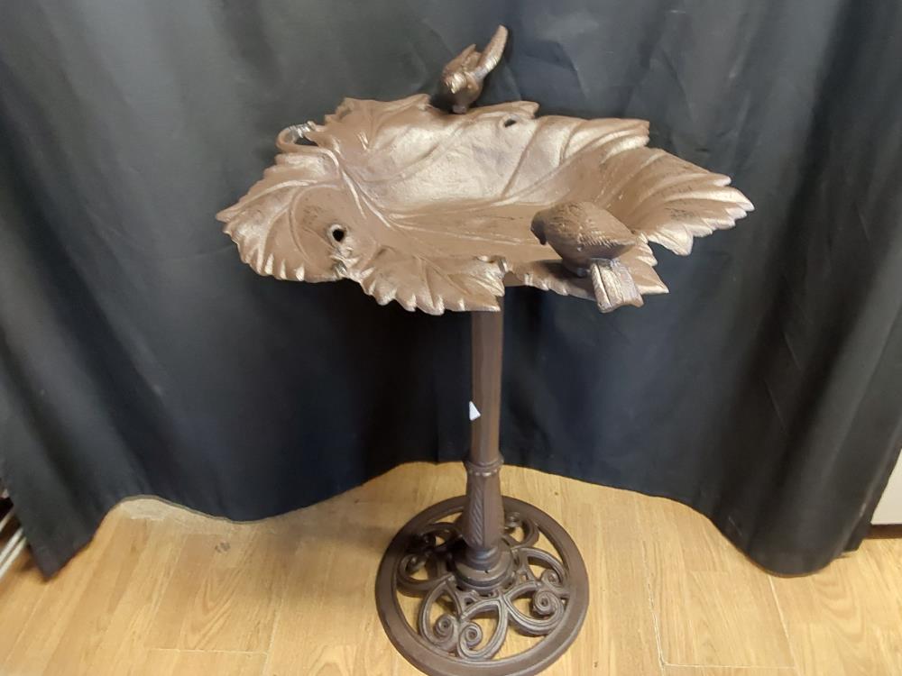 ABREUVOIR À OISEAUX EN FONTE COLORIS MARRON (SL-4-BR)