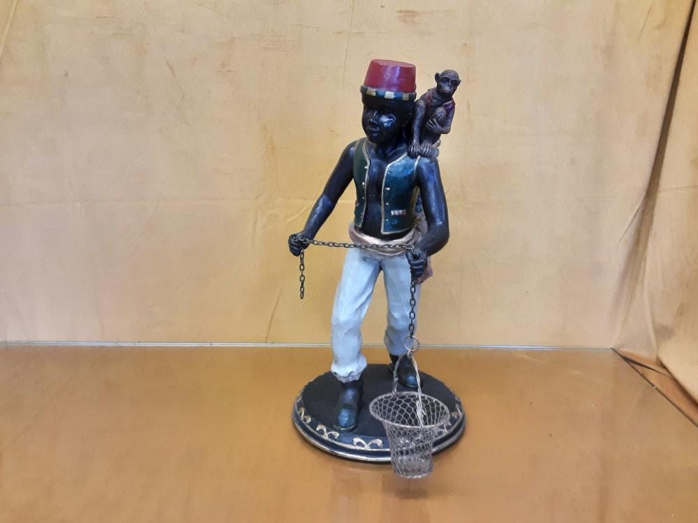 STATUETTE DRESSEUR DE SINGE RESINE