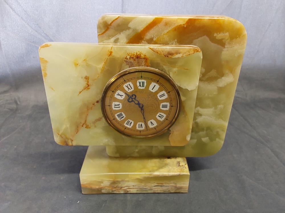 PENDULE A PILE SUR MARBRE