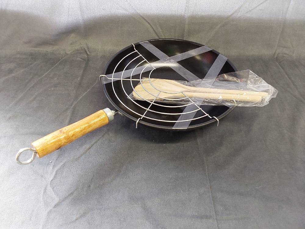 MINI WOK AVEC 2 COUVERTS EN BOIS