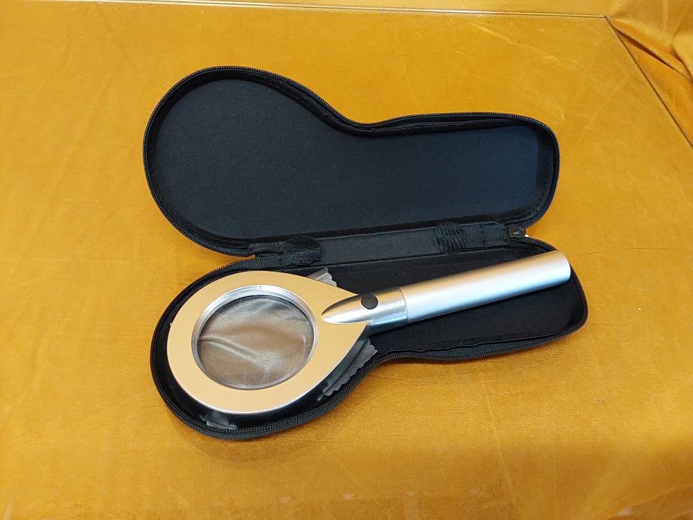 LOUPE A LED AVEC ETUI