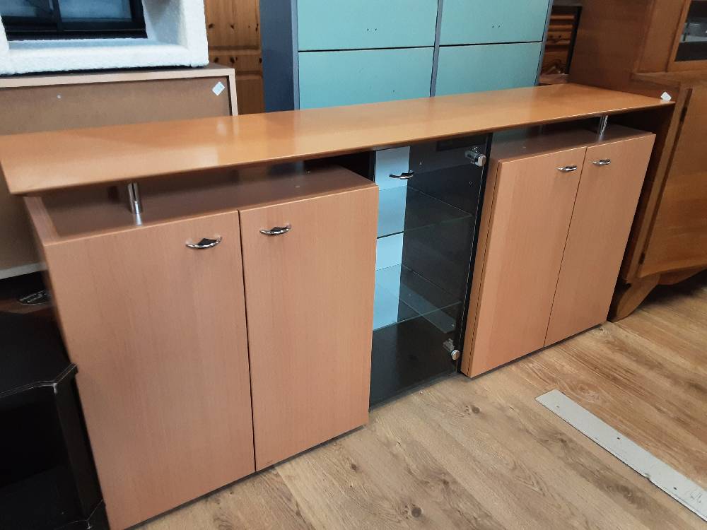 BAHUT BAS 5 PORTES DONT 1 VITRÉ  COLORIS BRUN