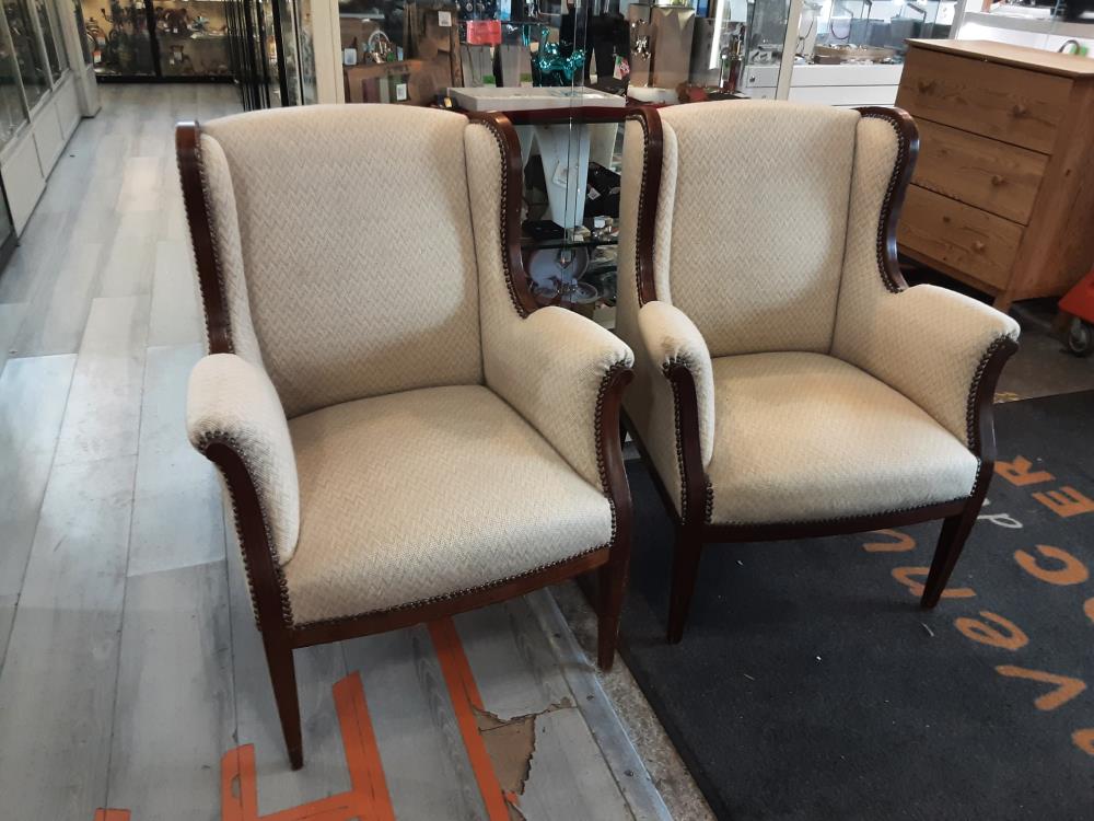 FAUTEUIL A OREILLES TISSU BEIGE