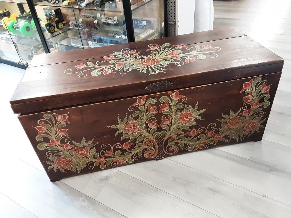 COFFRE POLYCHROME TGM EN BOIS