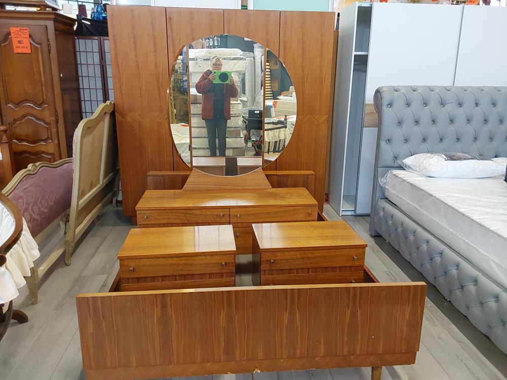 CHAMBRE À COUCHER ANNÉES 70 (1 ARMOIRE + 1 LIT 140X190CM SANS SOMMIER + COMMODE AVEC MIROIR + 2 CHEV