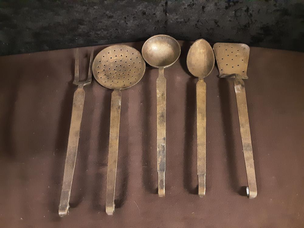 LOT DE 5 USTENSILES DE CUISINE EN MÉTAL 