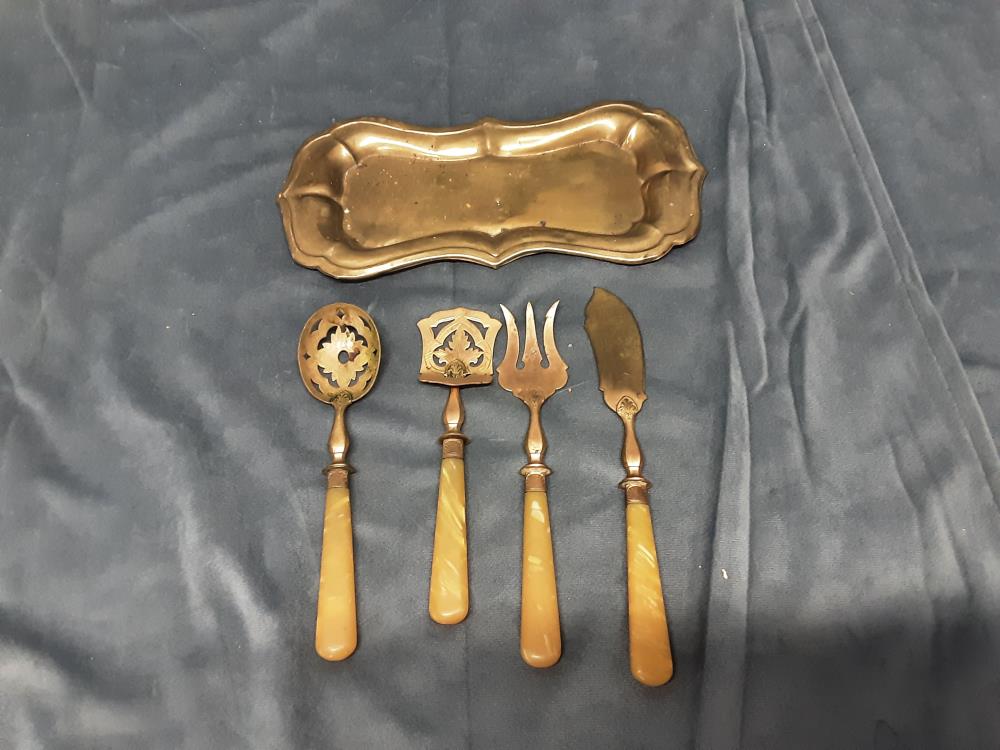 LOT DE 4 COUVERTS À ENTREMENTS + PLATEAU VERMEIL ET CORNE 