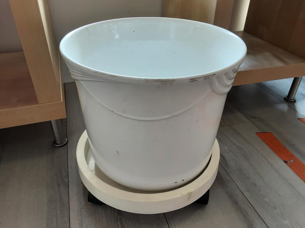 POT DE FLEURS SUPPORT A ROULETTES DIAM. 33CM