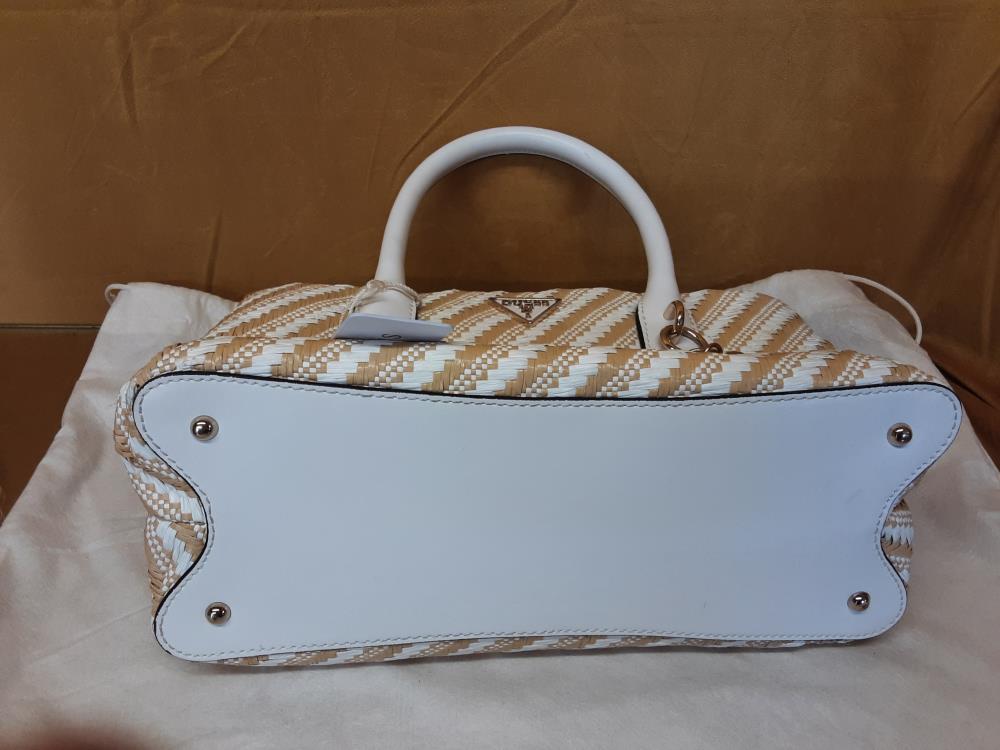 SAC A MAIN GUESS TISSU ET PAILLE ET SIMILI CUIR BLANC