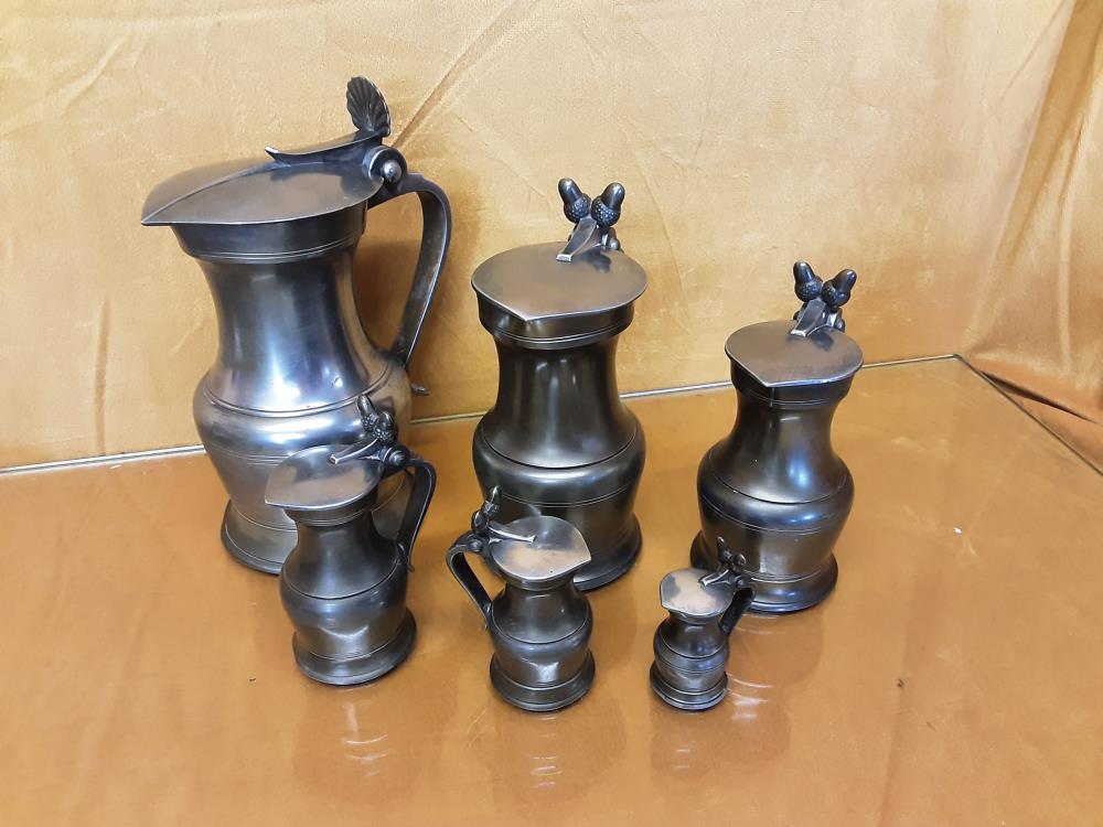 LOT DE 6 PICHETS AVEC COUVERCLES EN ÉTAIN 