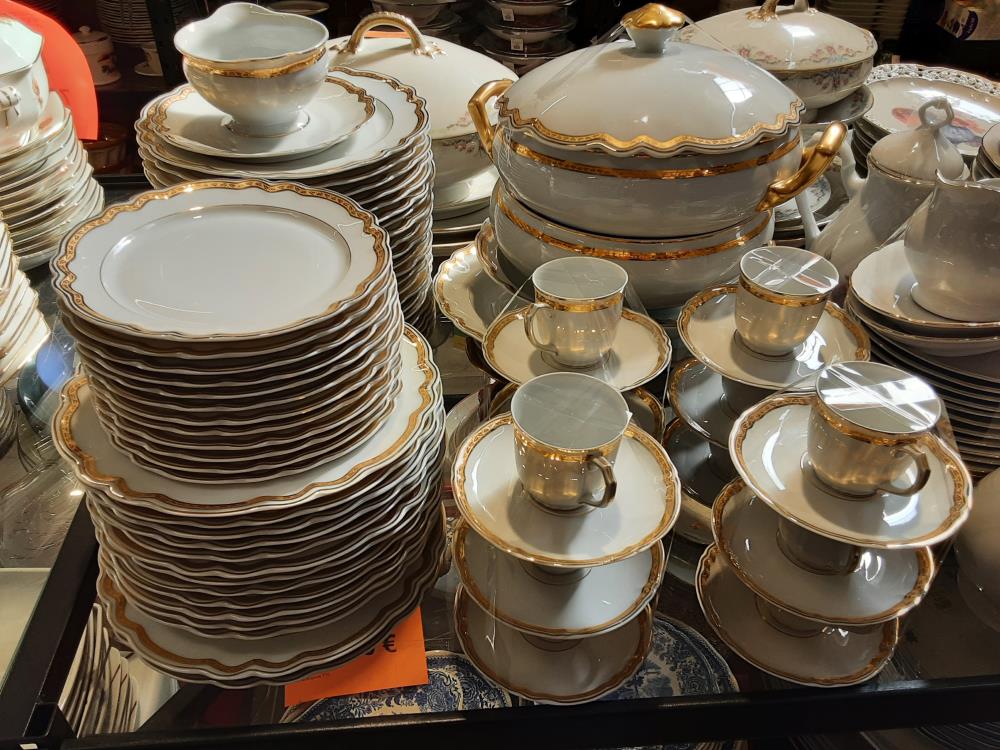 SERVICE DE TABLE PORCELAINE DE LIMOGES BLANC ET DORÉ - MODÈLE SALOMON