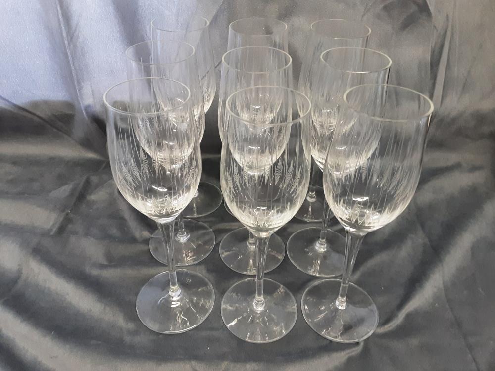 LOT DE 9 VERRES SUR PIED 