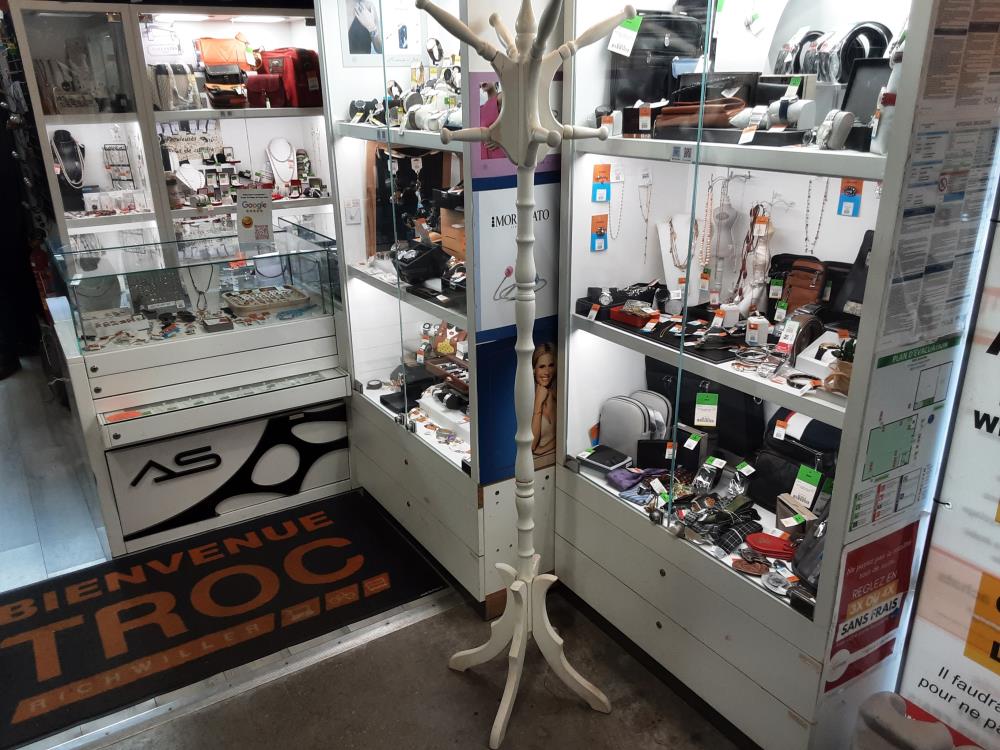 PORTE MANTEAU EN BOIS BLANC 