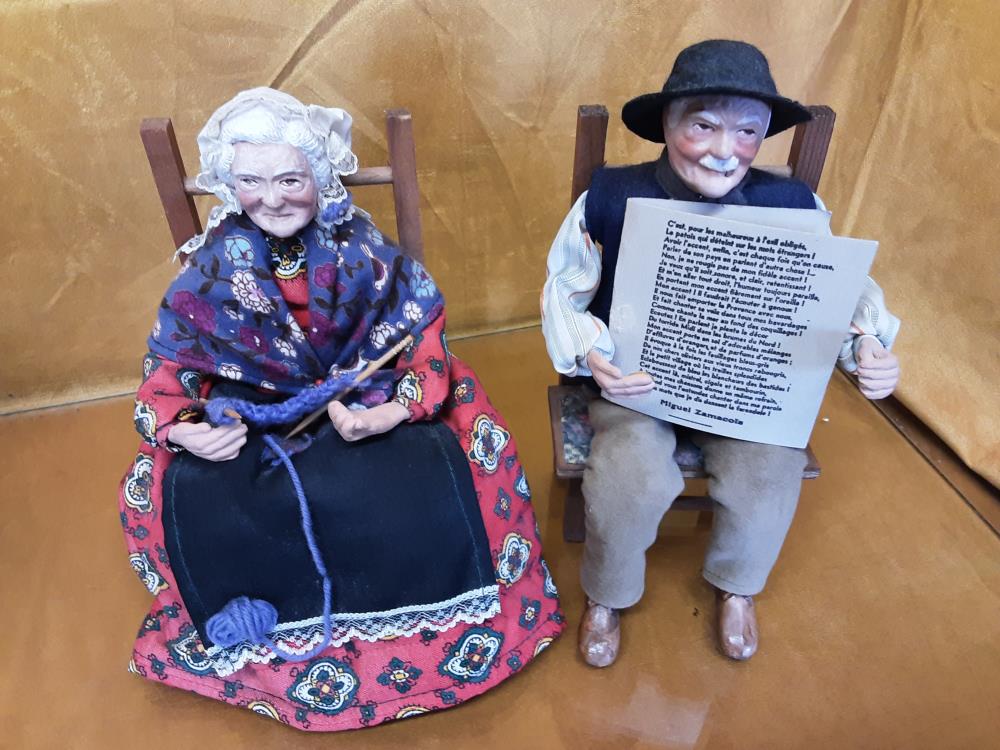 SANTON SUR CHAISE EN BOIS HAUT 20CM