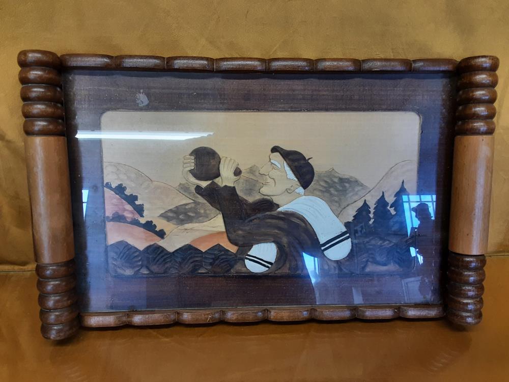 PLATEAU EN BOIS ANNEE 60-70 MOTIF EN RELIEF ET DESSUS VERRE