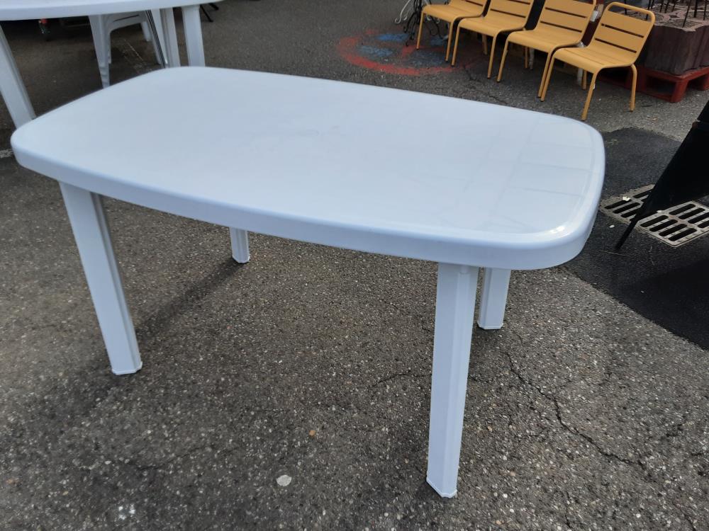 TABLE PVC BLANC OVALE AVEC TROU AU MILIEU POUR LE PARASOL